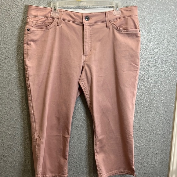 Liz Claiborne Pants - Liz Claiborne Blush pink Classic Capri size 16